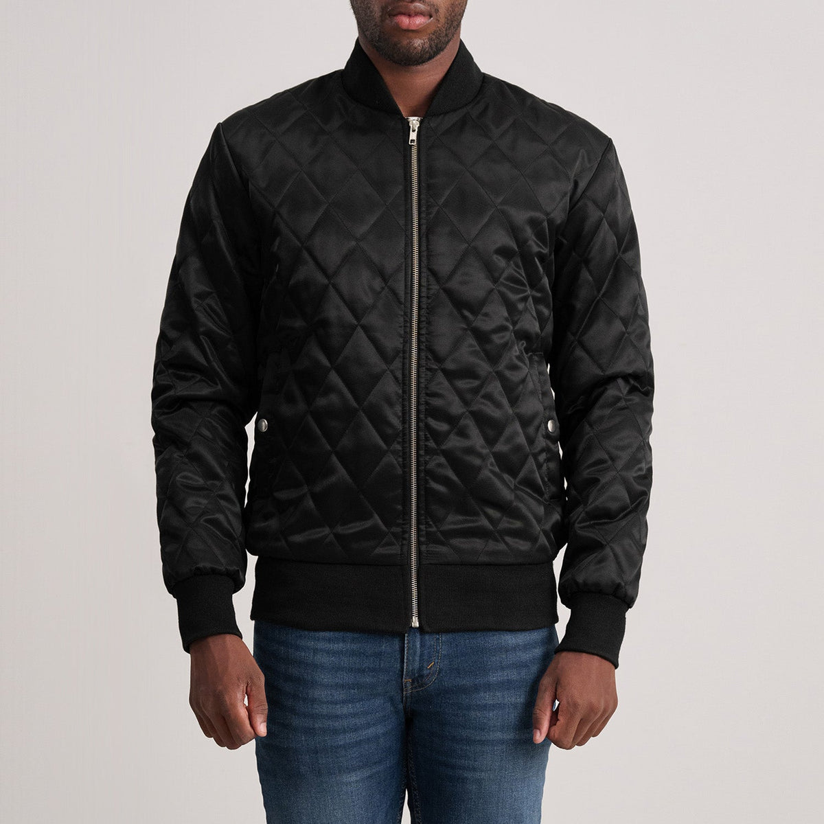 Danson Quilted Svart Varsity Läderjacka för Herr in Black Satin - Front Profile View &amp; Tailored Silhouette | Buy Online
