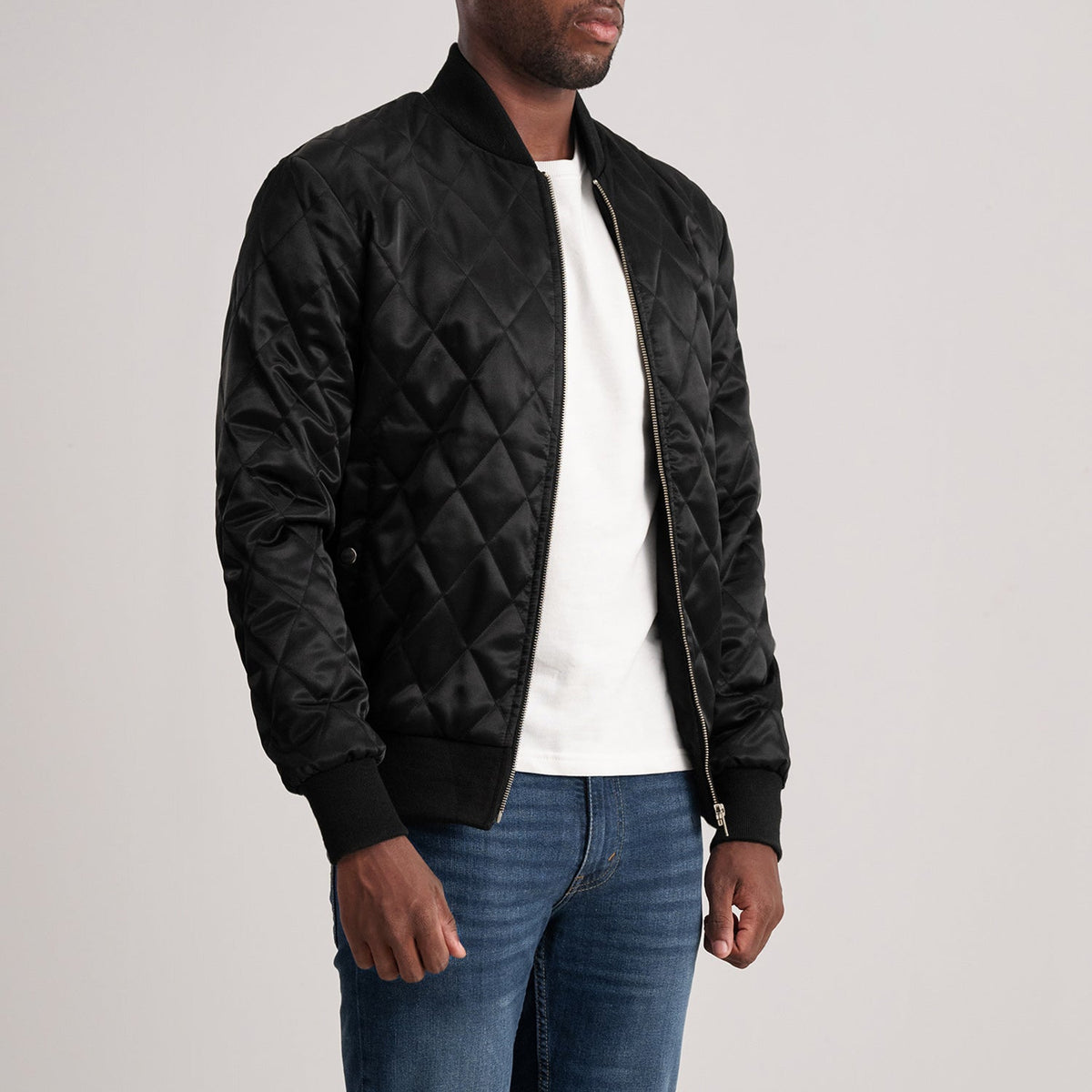 Danson Quilted Svart Varsity Läderjacka för Herr - Lateral Side Profile View Showing Sleeve Cut &amp; Athletic Taper Fit