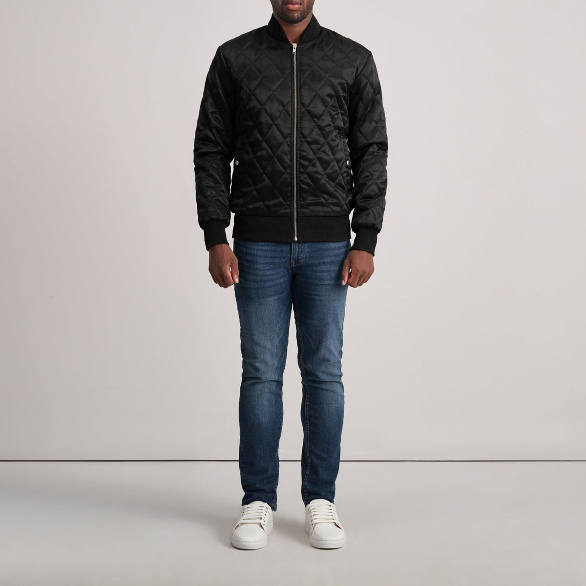 Close-Up Detail of Varsity &amp; Zipper Hardware on Danson Quilted Svart Varsity Läderjacka för Herr