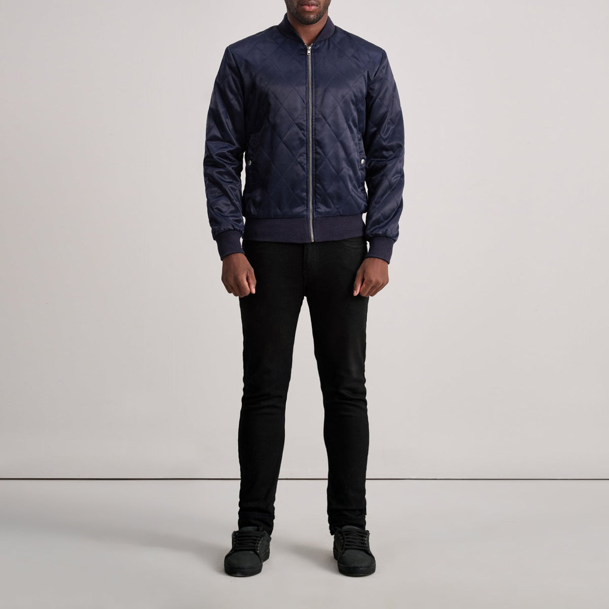 Close-Up Detail of Varsity &amp; Zipper Hardware on Danson Quilted Blue Varsity Läderjacka för Herr