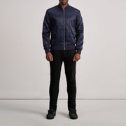 Close-Up Detail of Varsity &amp; Zipper Hardware on Danson Quilted Blue Varsity Läderjacka för Herr