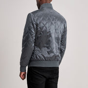 Close-Up Detail of Varsity &amp; Zipper Hardware on Danson Quilted Grey Varsity Läderjacka för Herr