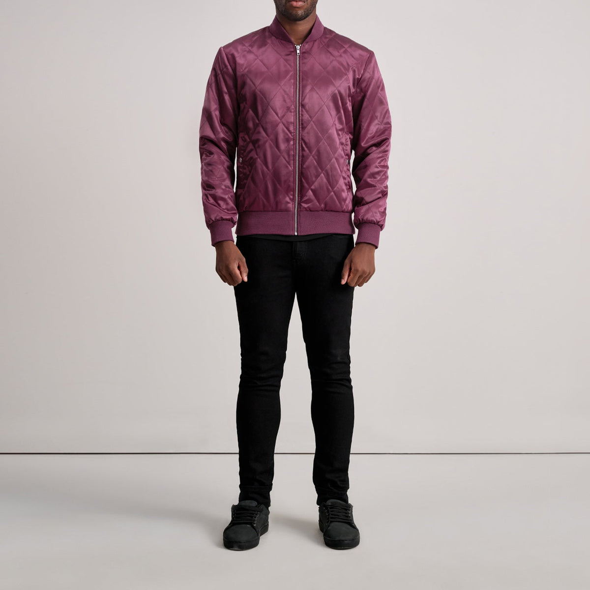 Close-Up Detail of Varsity &amp; Zipper Hardware on Danson Quilted Maroon Varsity Läderjacka för Herr