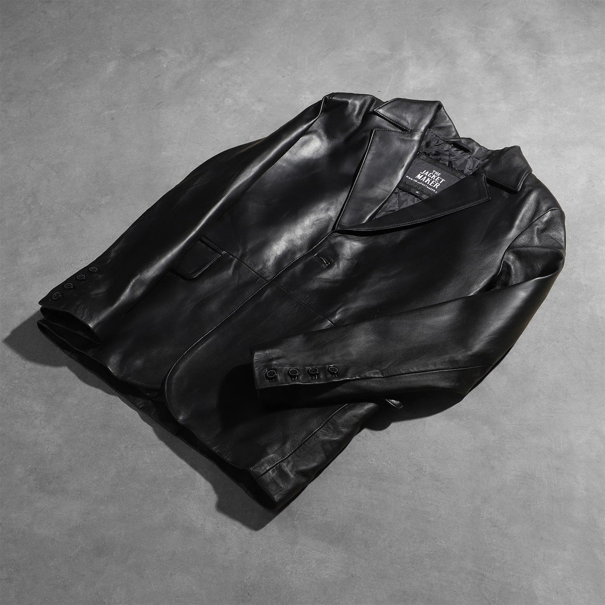 Styled Fit Perspective of Men's Daron Svart Leather Blazer för Herr on Model - Natural Daylight Drape