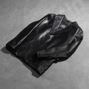 Styled Fit Perspective of Men's Daron Svart Leather Blazer för Herr on Model - Natural Daylight Drape