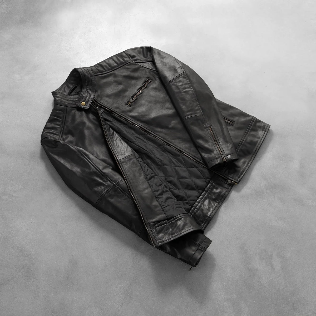Styled Fit Perspective of Dean Svart Bikerjacka i Läder för Herr on Model - Natural Daylight Drape