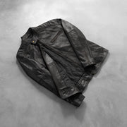 Styled Fit Perspective of Dean Svart Bikerjacka i Läder för Herr on Model - Natural Daylight Drape