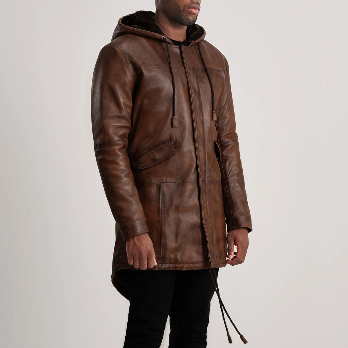 
Passformsperspektiv på  Delvin Tan Leather Parka på modell i naturligt dagsljus