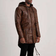 
Passformsperspektiv på  Delvin Tan Leather Parka på modell i naturligt dagsljus