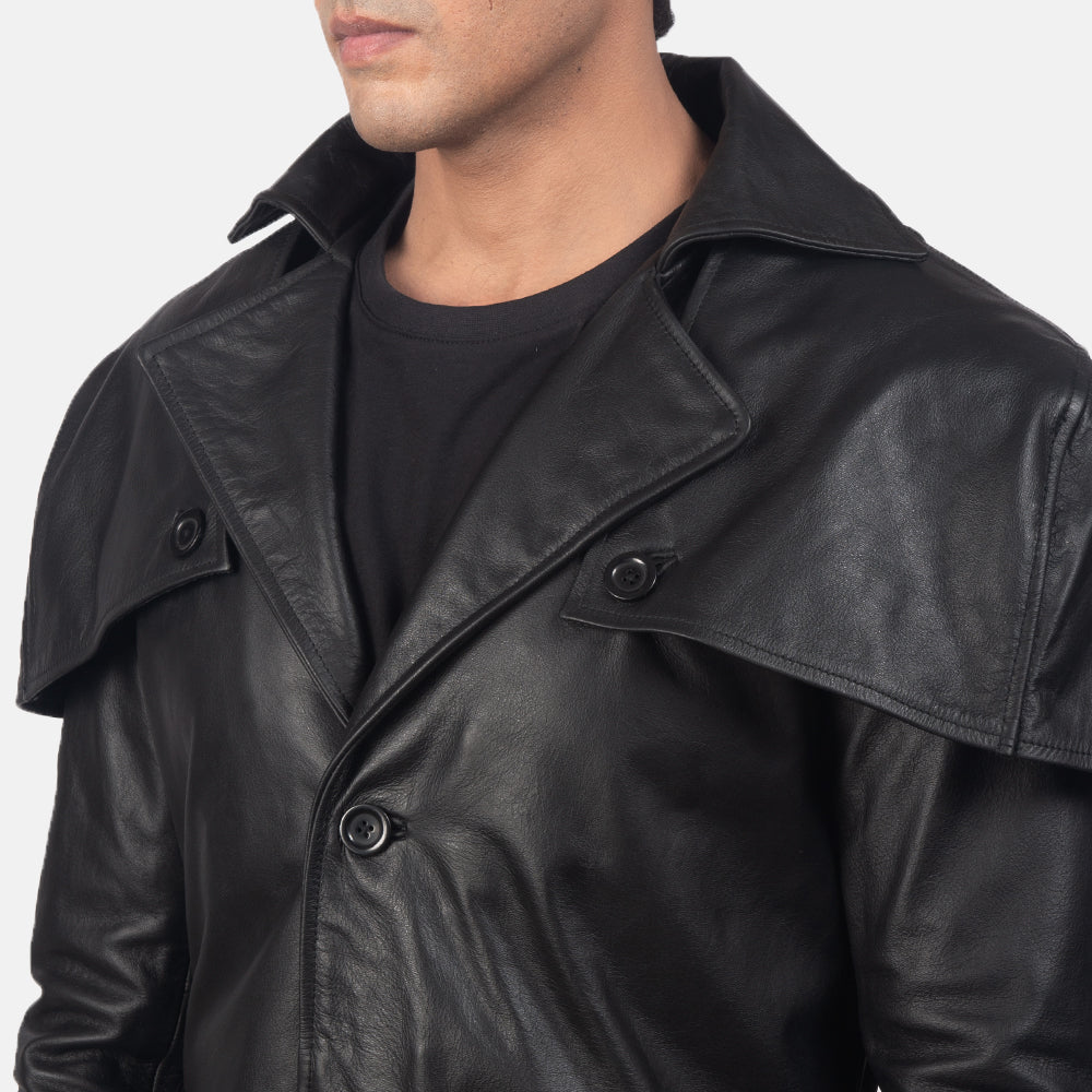 Close-Up Detail of Classic Collar &amp; Buttons + Belt Hardware on Men's Deux Svart Leather Duster för Herr