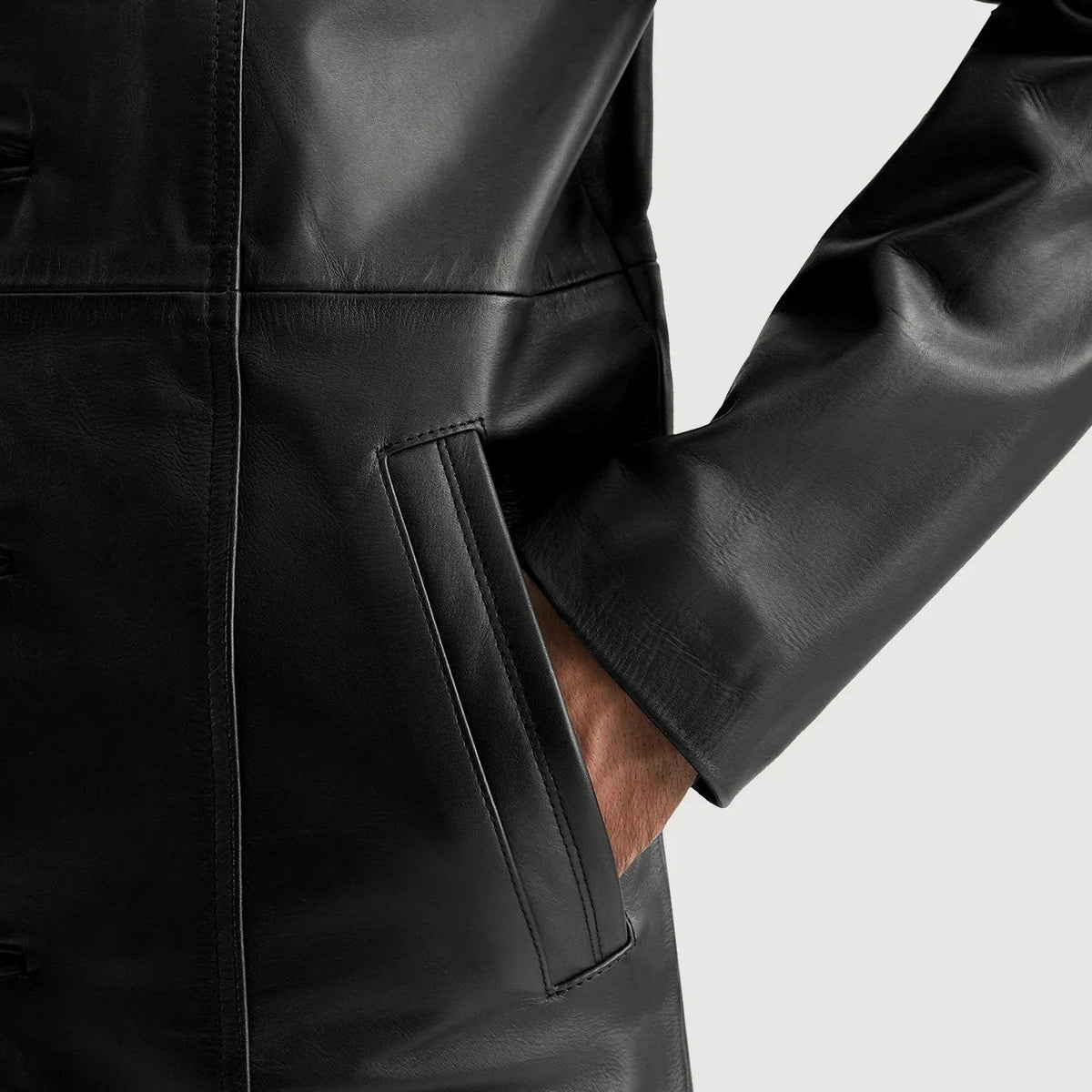 Close-Up Detail of Notch &amp; Button Hardware on Men's Don Long Svart Leather Coat för Herr