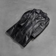 Styled Fit Perspective of Men's Don Long Svart Leather Coat för Herr on Model - Natural Daylight Drape