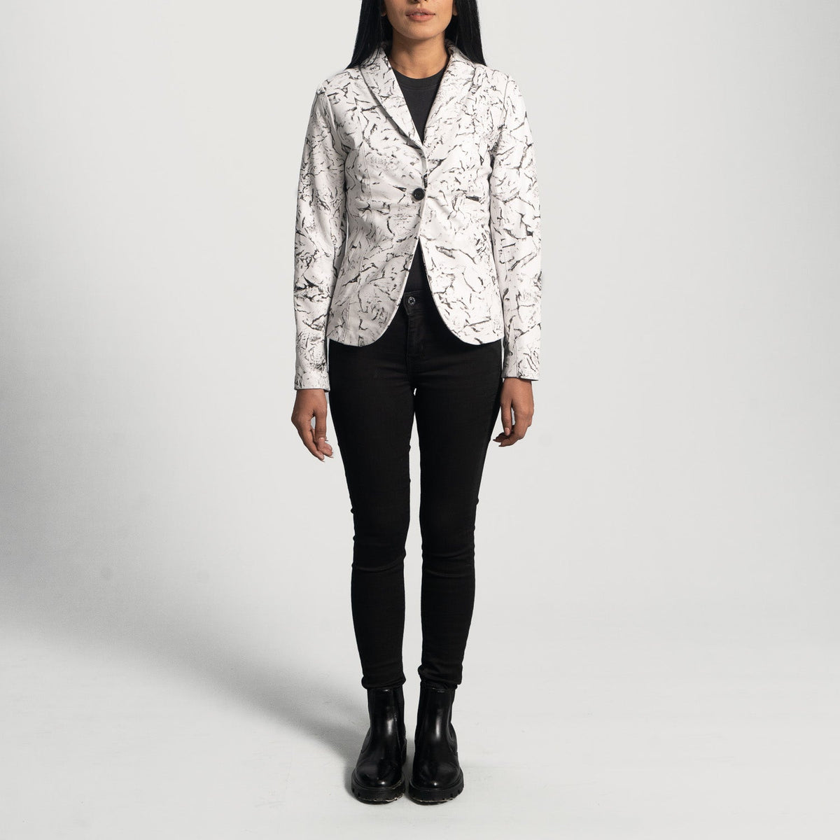Close-Up Detail of Notch &amp; Button Hardware on Women's Donna Blake White Leather Blazer för Dam