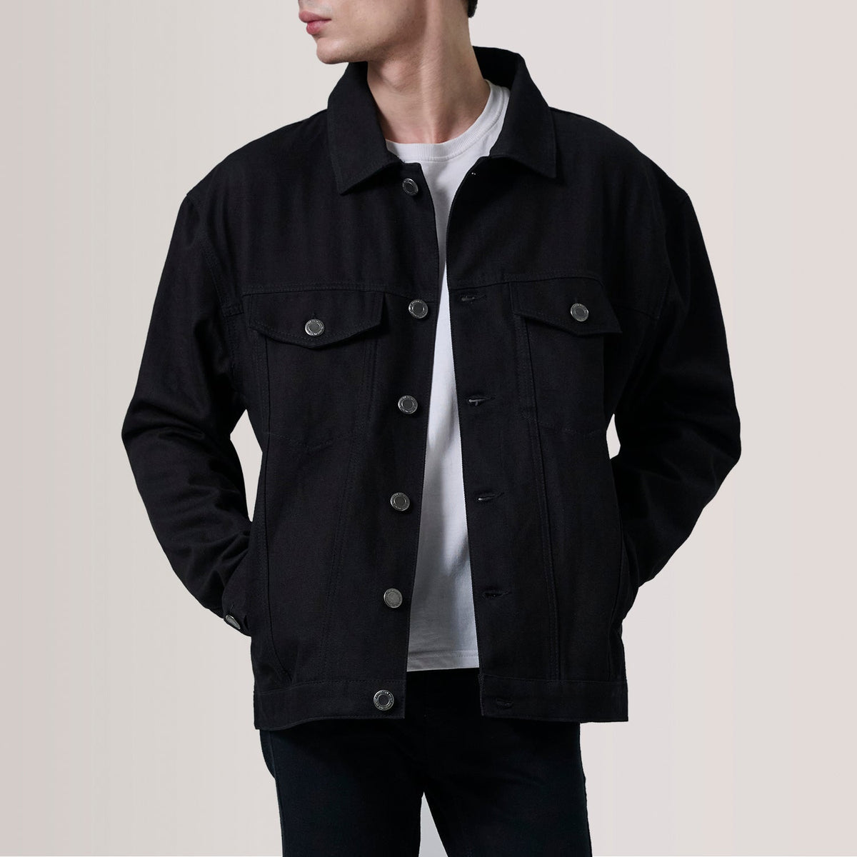 Eddie Svart Oversized Denim Trucker Läderjacka för Herr For Men in Black Full-Grain Leather - Front Profile View &amp; Tailored Silhouette | Buy Online