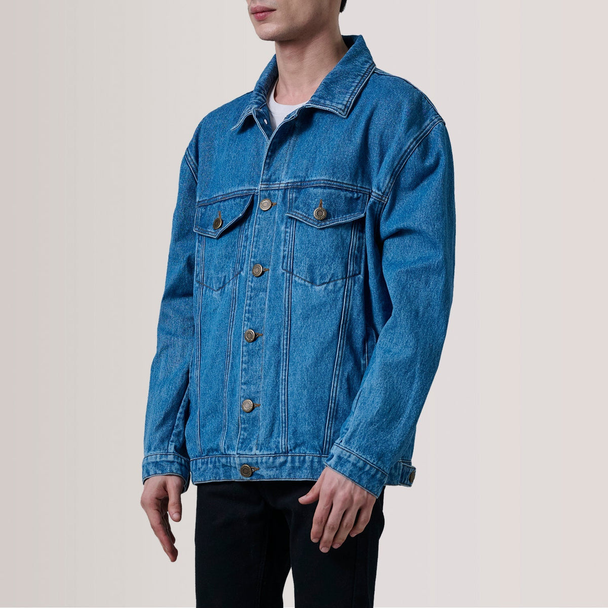 
Eddie Dark Blå Oversized Denim Trucker Läderjacka för Herr For Men - Sidoprofil som visar ärmskärning