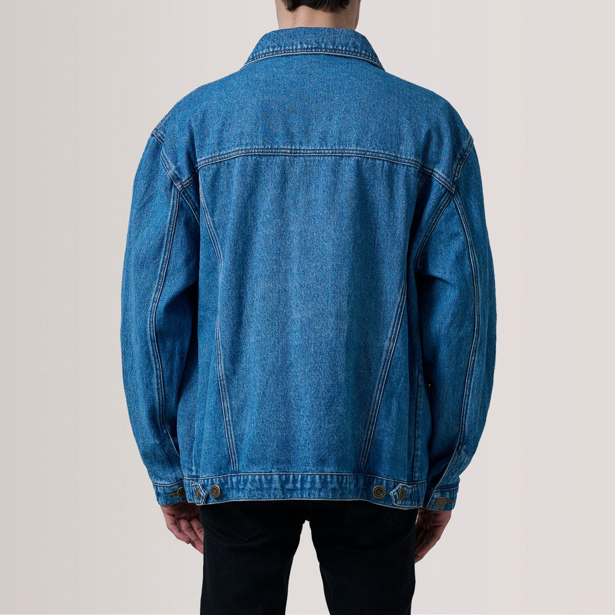 
Närbildsdetalj of Classic Collar & Heavy-Duty Zipper Hardware on Eddie Dark Blå Oversized Denim Trucker Läderjacka för Herr For Men