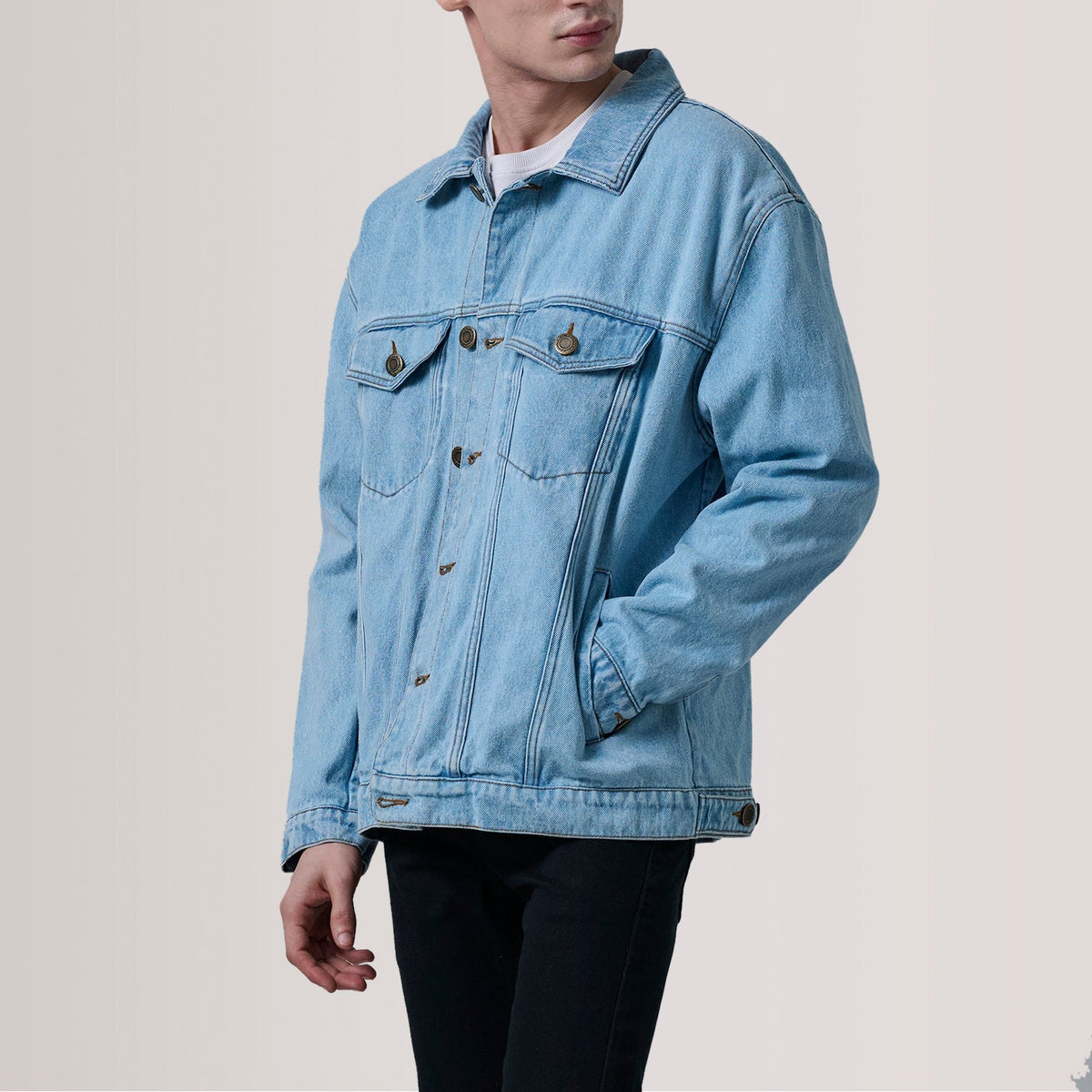 Eddie Light Blue Oversized Denim Trucker Läderjacka för Herr For Men - Lateral Side Profile View Showing Sleeve Cut &amp; Athletic Taper Fit