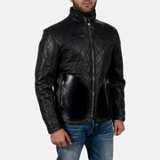 Close-Up Detail of High neck with Belt &amp; Zipper Hardware on Equilibrium Svart Läderjacka för Herr