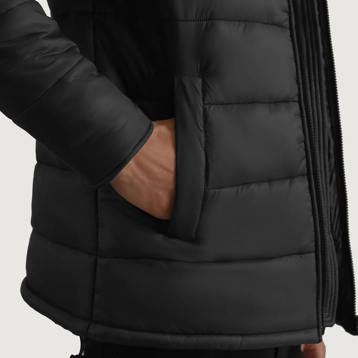 
Insida Showing Quilted Viscose Lining & Två funktionella innerfickor