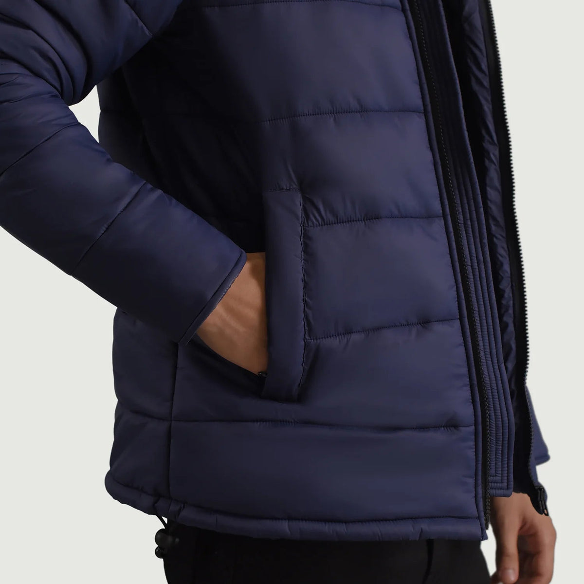 
Insida Showing Quilted Viscose Lining & Två funktionella innerfickor