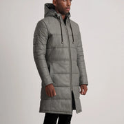 
Passformsperspektiv på  Floyd Tan Hooded Leather Puffer Coat på modell i naturligt dagsljus