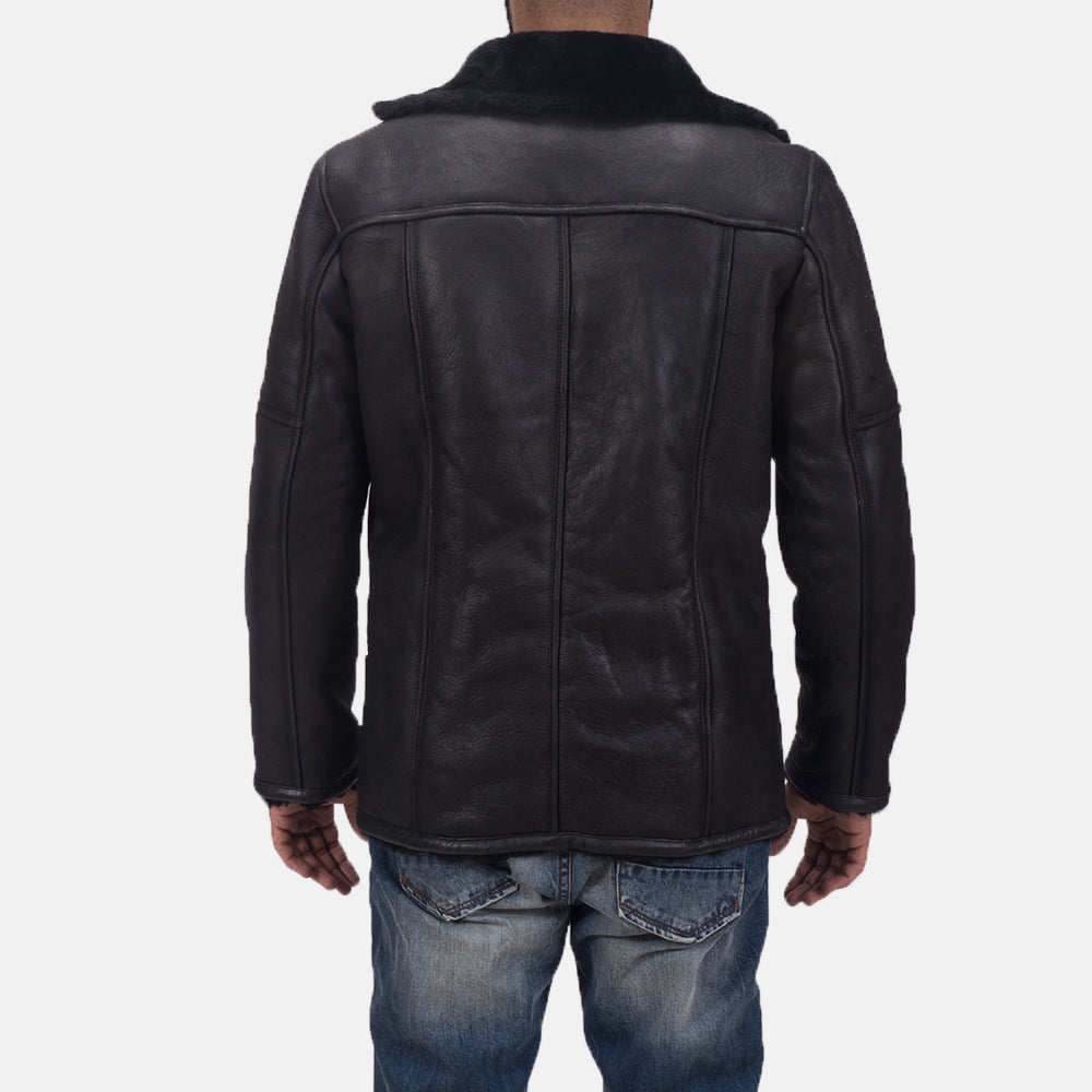 Close-Up Detail of Notch &amp; Button Hardware on Men's Furcliff Double Face Shearling Leather Coat för Herr