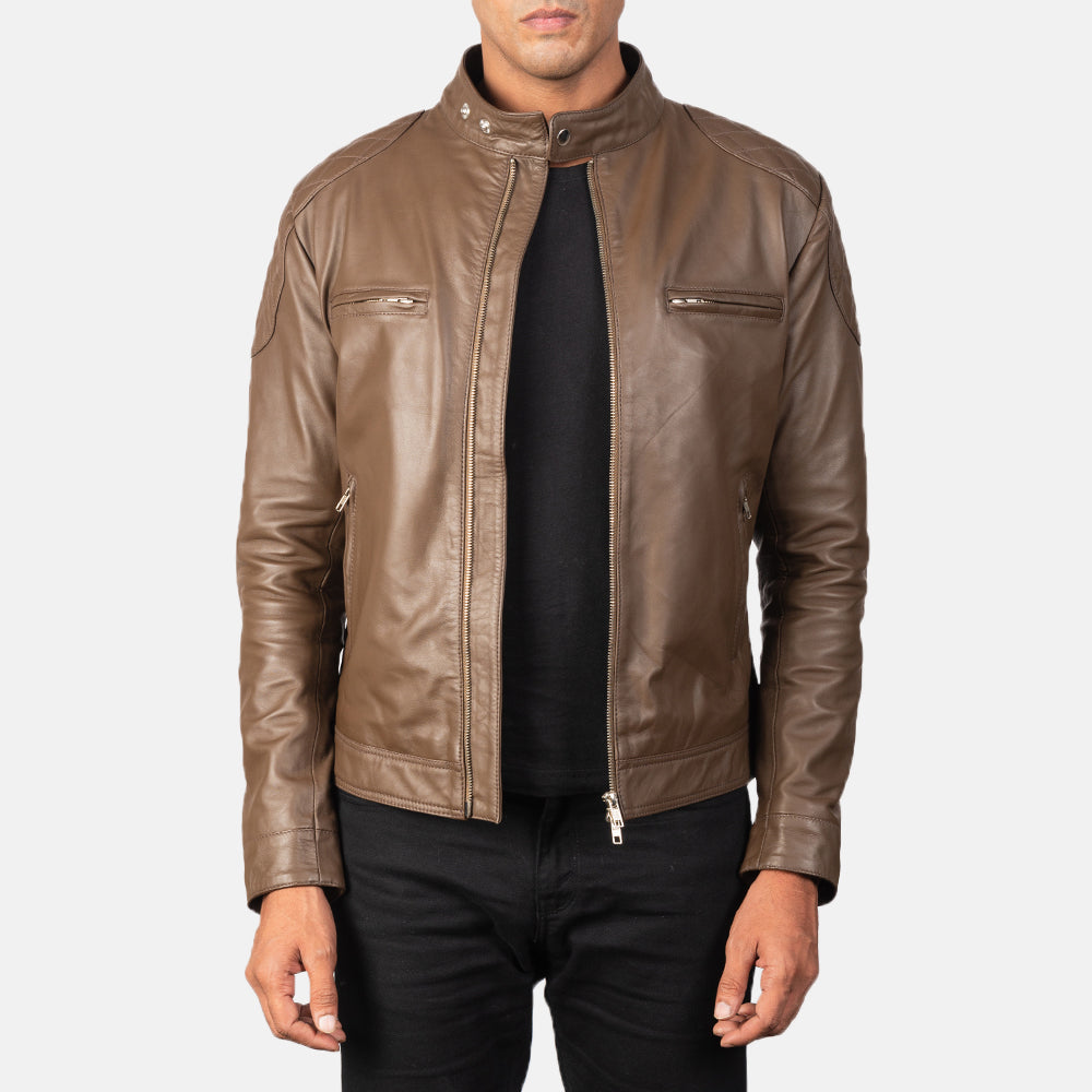 
Gatsby Mocha Bikerjacka i Läder för Herr in Dark Brown Sheepskin Leather - Framifrån med skräddarsydd silhuett | Handla online