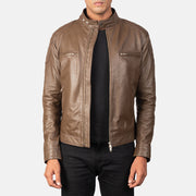 
Gatsby Mocha Bikerjacka i Läder för Herr in Dark Brown Sheepskin Leather - Framifrån med skräddarsydd silhuett | Handla online