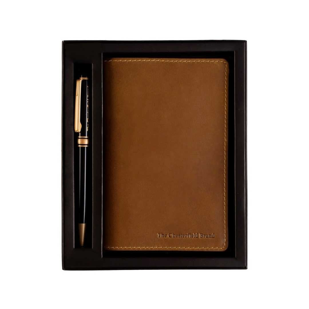 
Giftset Leather Writing Case and Pen (Passport holder) in Classic Full-Grain Leather - Framifrån med skräddarsydd silhuett | Handla online
