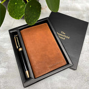 
Classic Full-Grain leather Goods - Bakifrån med perfekt axelpassform och ren fåll