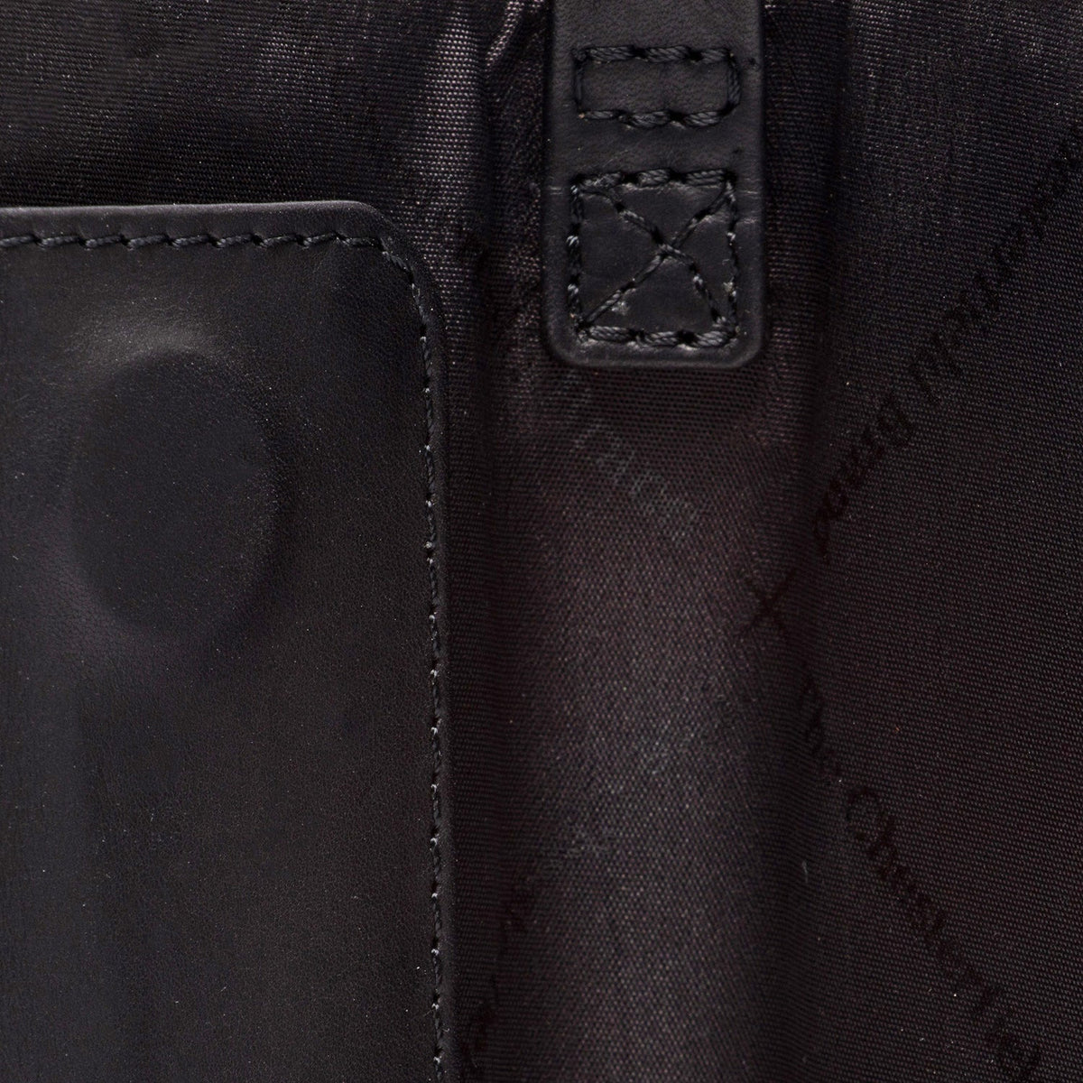 Styled Fit Perspective of Glasses Case Maplewood för Dam on Model - Natural Daylight Drape