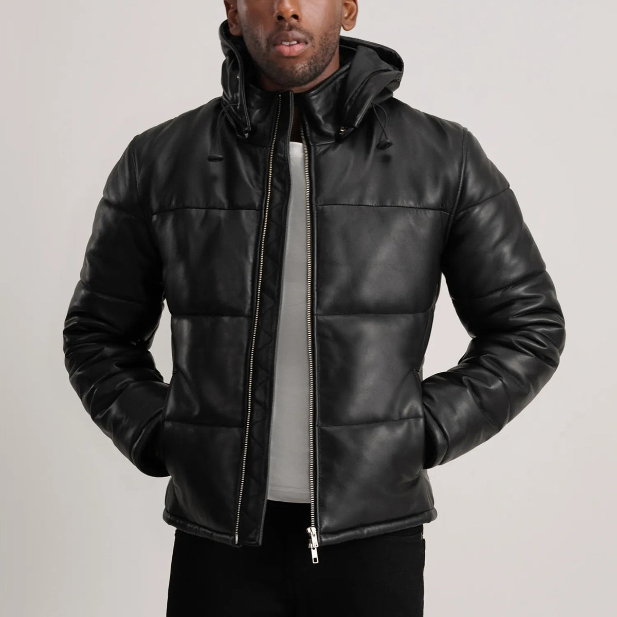 
Gordon Tan Hooded Leather Puffer Jacket in Tan Brown Sheepskin Leather - Framifrån med skräddarsydd silhuett | Handla online