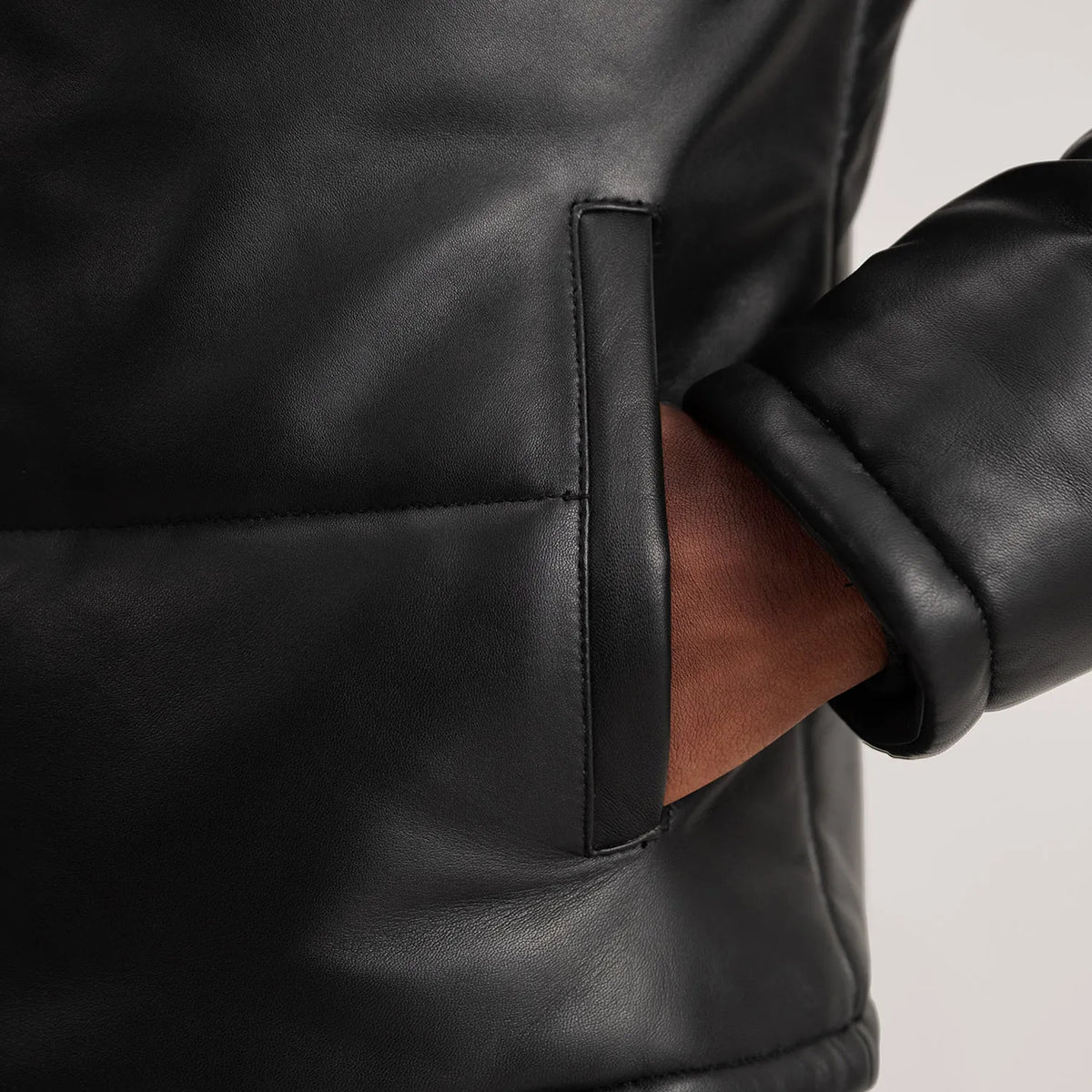 
Insida Showing Polyester Lining & Två funktionella innerfickor