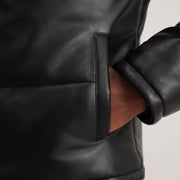 
Insida Showing Polyester Lining & Två funktionella innerfickor