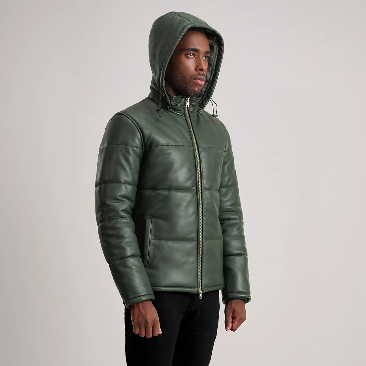 
Passformsperspektiv på  Gordon Tan Hooded Leather Puffer Jacket på modell i naturligt dagsljus