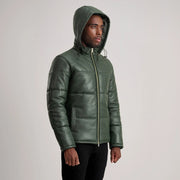 
Passformsperspektiv på  Gordon Tan Hooded Leather Puffer Jacket på modell i naturligt dagsljus
