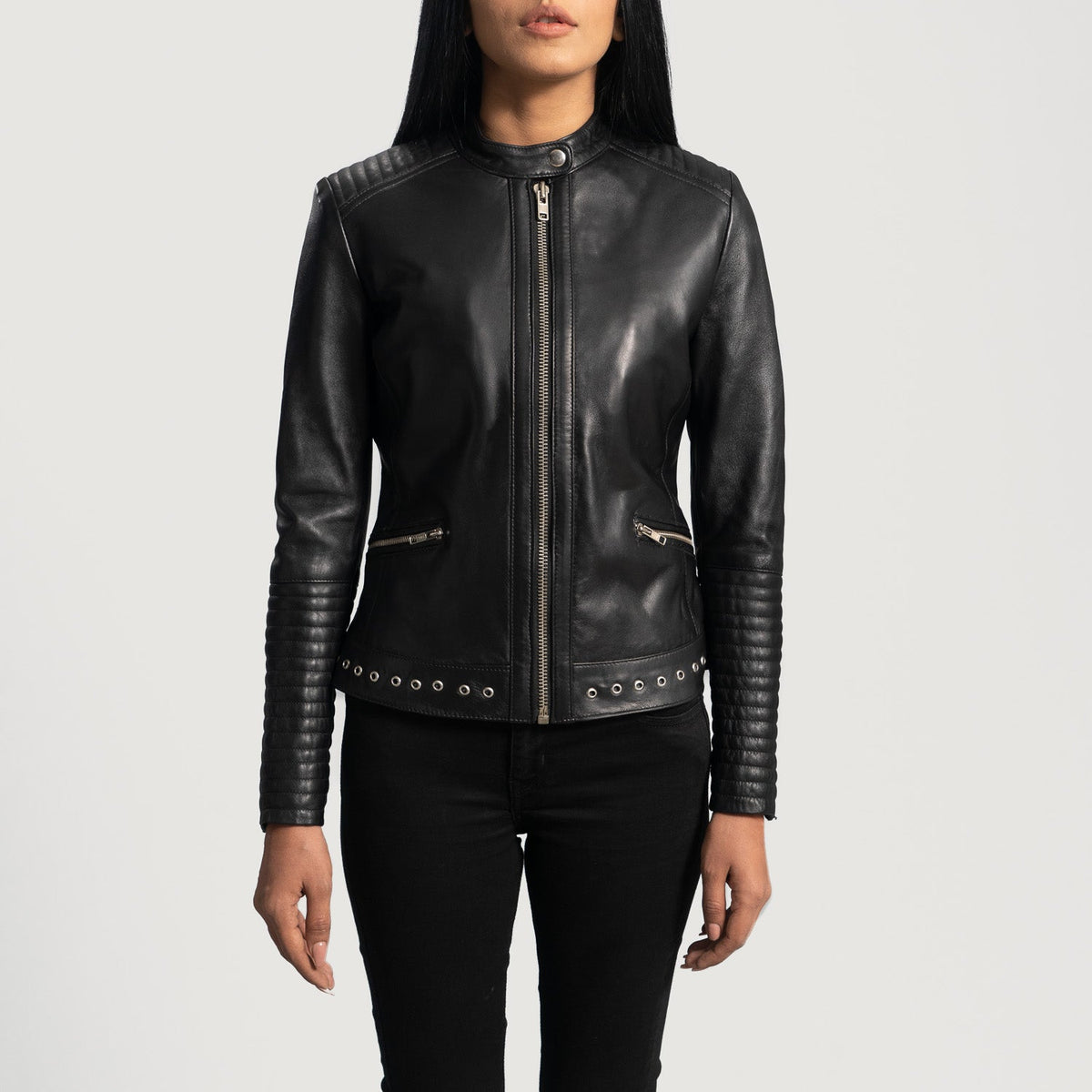 
Haley Ray Svart Bikerjacka i Läder för Dam in Black Sheepskin Leather - Framifrån med skräddarsydd silhuett | Handla online