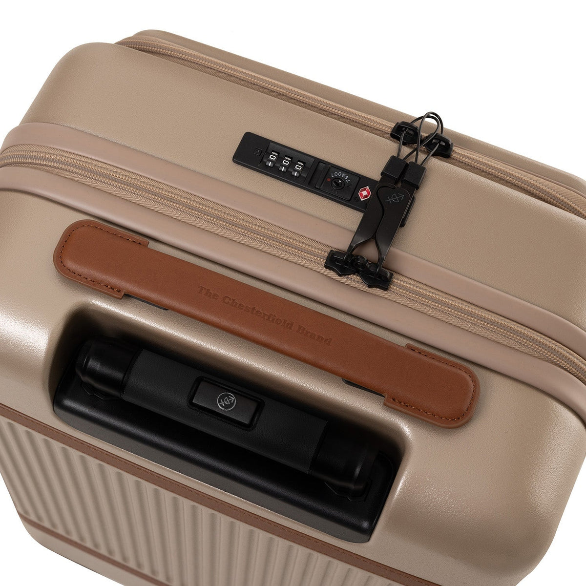 
Passformsperspektiv på  Hand Luggage Suitcase Front Pocket Zuna för Dam för Dam på modell i naturligt dagsljus