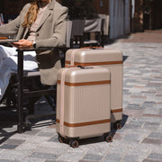 Close-Up Detail of Classic Collar &amp; Heavy-Duty Zipper Hardware on Hand Luggage Suitcase Zuna för Dam