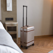 Hand Luggage Suitcase Zuna för Dam - Lateral Side Profile View Showing Sleeve Cut &amp; Athletic Taper Fit