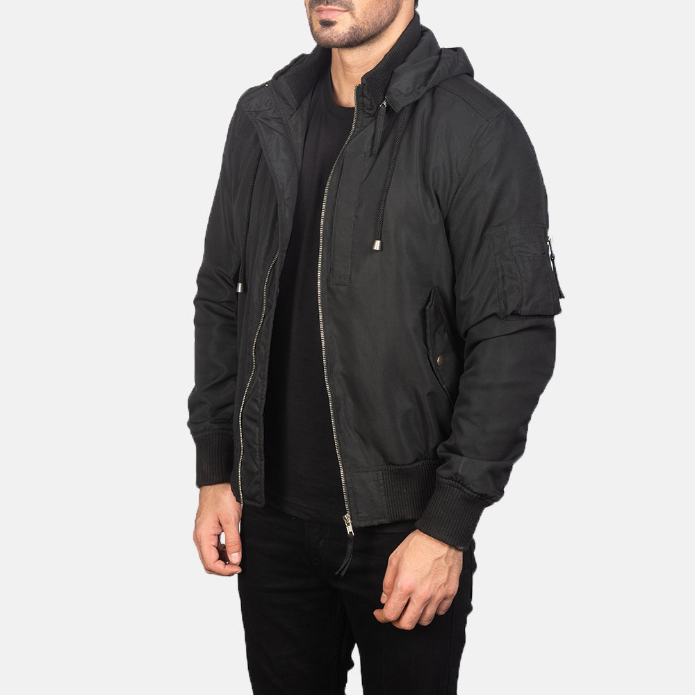 
Black Polyester Bomber Jacket - Bakifrån med perfekt axelpassform och ren fåll