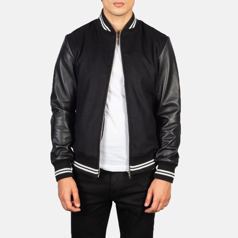 Harrison Svart Hybrid Varsity Läderjacka för Herr in Black Sheepskin Leather - Front Profile View &amp; Tailored Silhouette | Buy Online