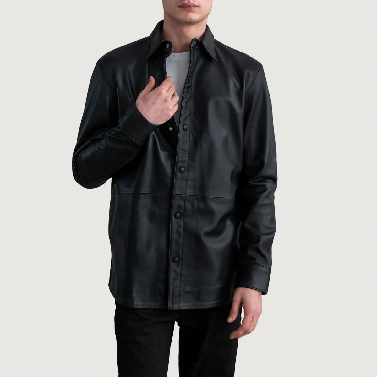 
Haven Black Leather Shirt in Black Sheepskin Leather - Framifrån med skräddarsydd silhuett | Handla online