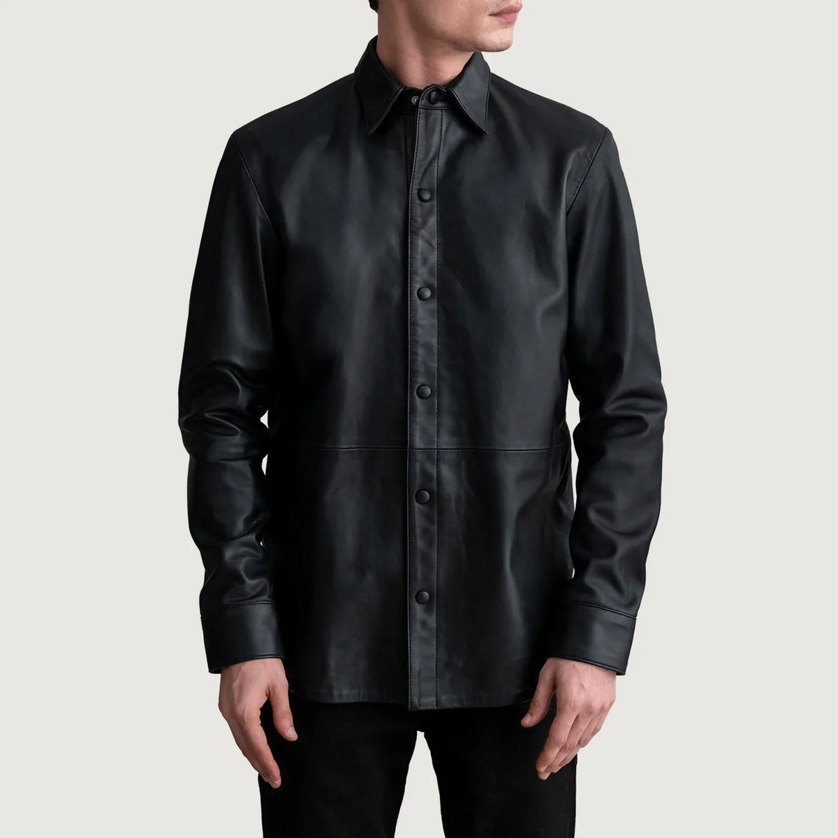 
Haven Black Leather Shirt - Sidoprofil som visar ärmskärning