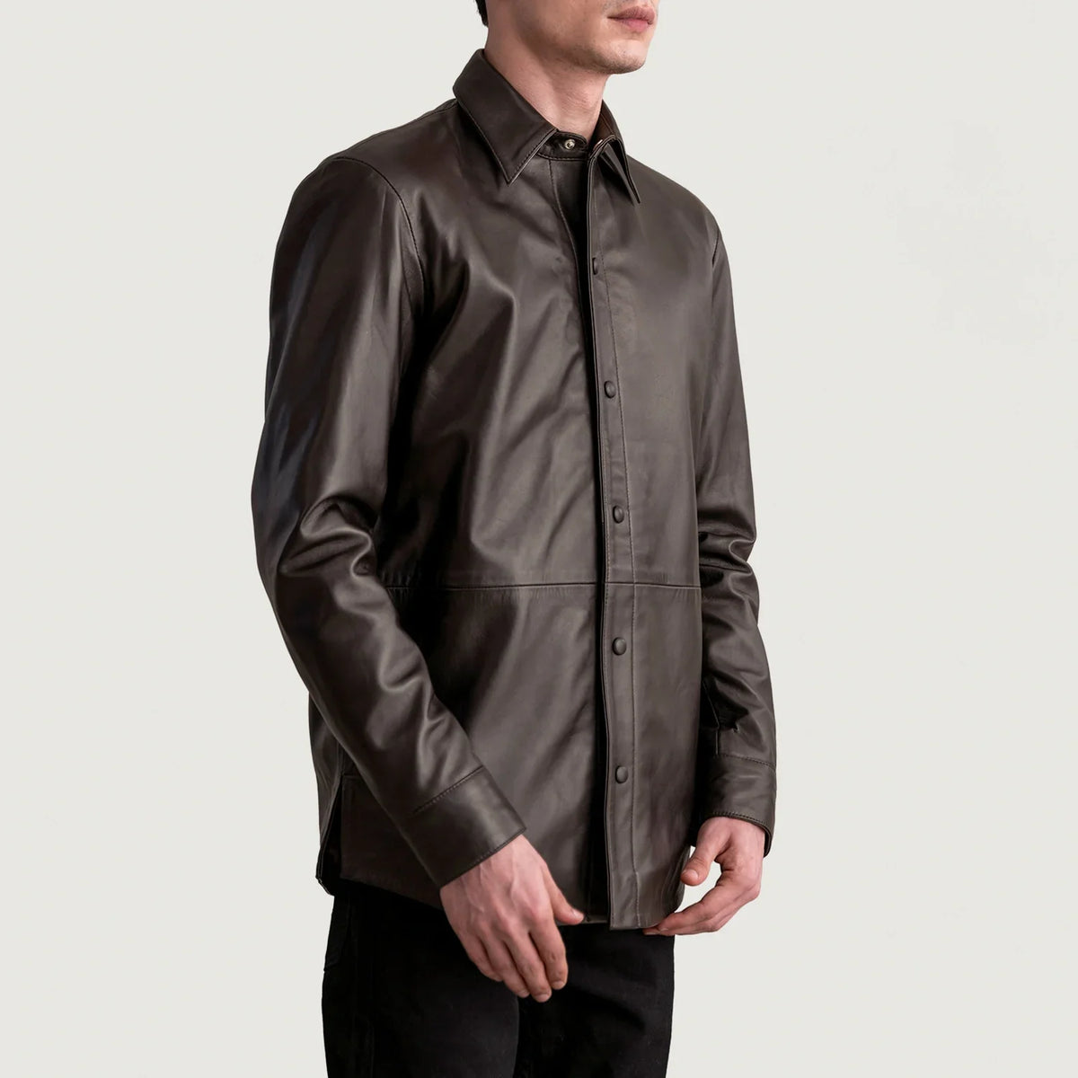 
Passformsperspektiv på  Haven Black Leather Shirt på modell i naturligt dagsljus
