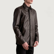 
Passformsperspektiv på  Haven Black Leather Shirt på modell i naturligt dagsljus