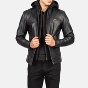 Close-Up Detail of Band with Snap Button &amp; Zipper Hardware on Men's Hector Svart Hooded Bikerjacka i Läder för Herr