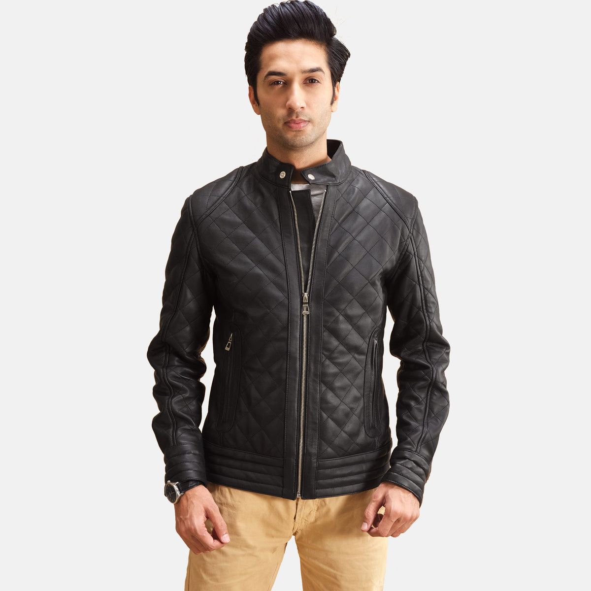 Henry Quilted Svart Läderjacka för Herr in Black Sheepskin Leather - Front Profile View &amp; Tailored Silhouette | Buy Online