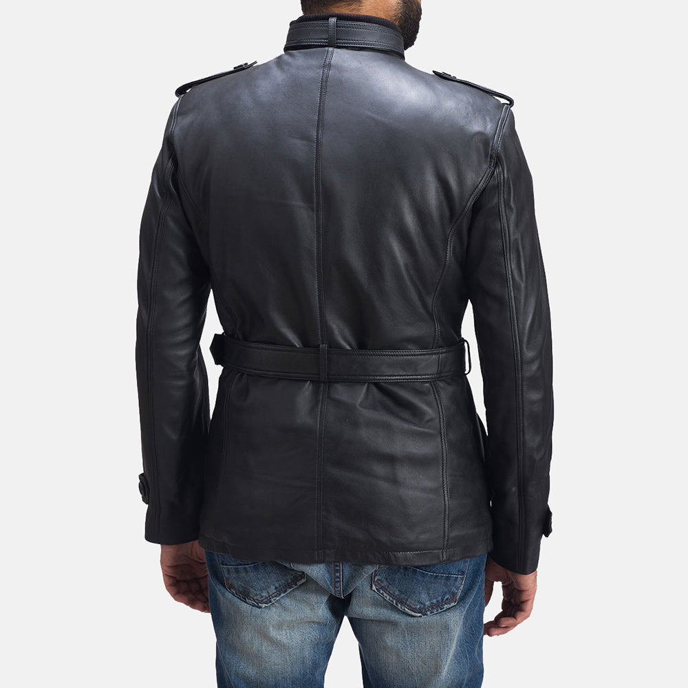 Close-Up Detail of Band with buckle closure &amp; Zipper with button flap and waist belt Hardware on Hunter Svart Läderjacka för Herr