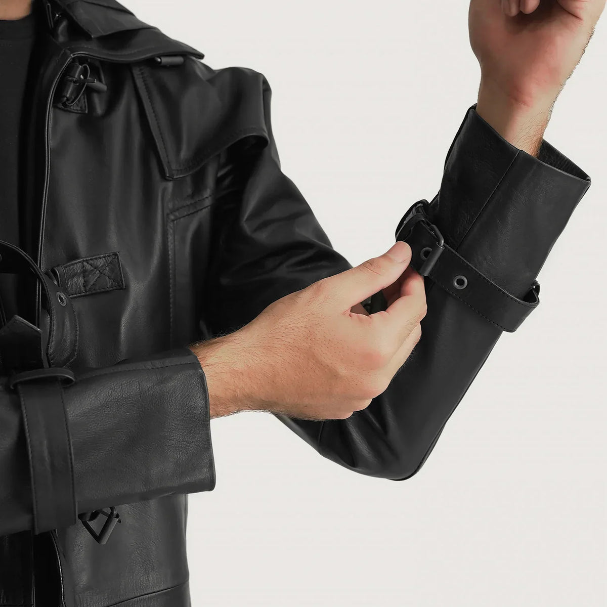 
Närbildsdetalj of Shirt collar with a large hood & Belted Hardware on Huntsman Svart Hooded Trenchcoat i Läder för Herr